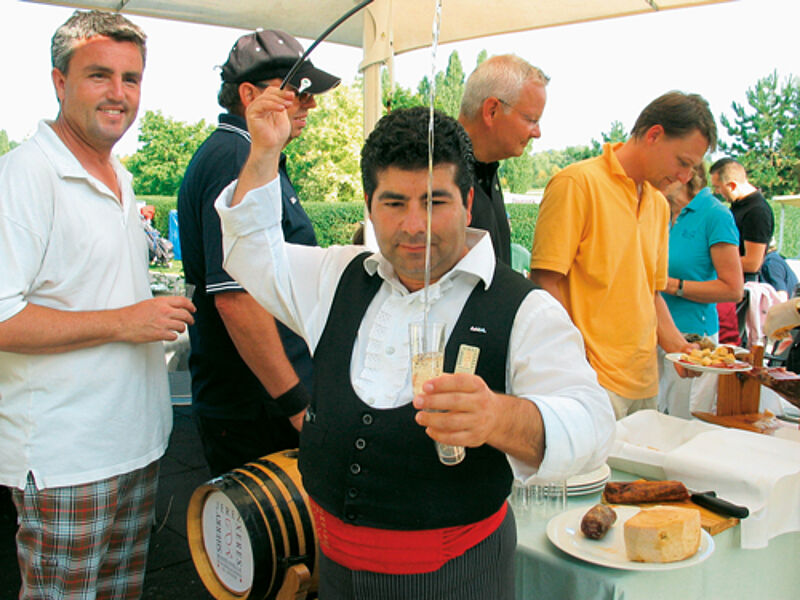 Ein profesioneller Sherry-Ausschenker gehört in Andalusien dazu – hier beim Golf-Cup von touristik aktuell im Sommer 2008.