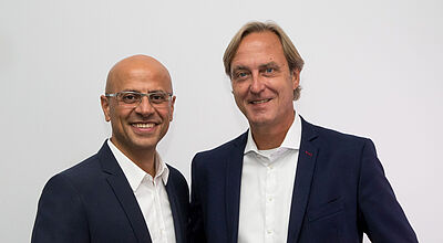 Heinz Bauermeister, Geschäftsführer von Ferien Touristik, und Ender Karadag (links) agieren seit 1. September als Team