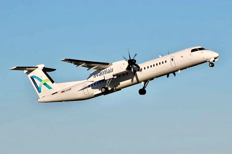 Ab Januar fliegt Avanti Air ab Friedrichshafen nach Düsseldorf, Berlin und Hamburg Ein weißes Flugzeug der Airline Avanti Air vom Typs Dash-8-400 mit Firmenlogo im Steigflug vor blauem Himmel bei Sonnenschein.