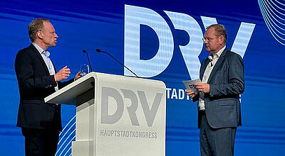 Seinen letzten großen Auftritt für den DRV hatte Dirk Inger (rechts) im Oktober vergangenen Jahres beim Hauptstadtkongress des Verbandes, hier im Gespräch mit Clemens Fuest, Präsident des Ifo Instituts. Foto: mg