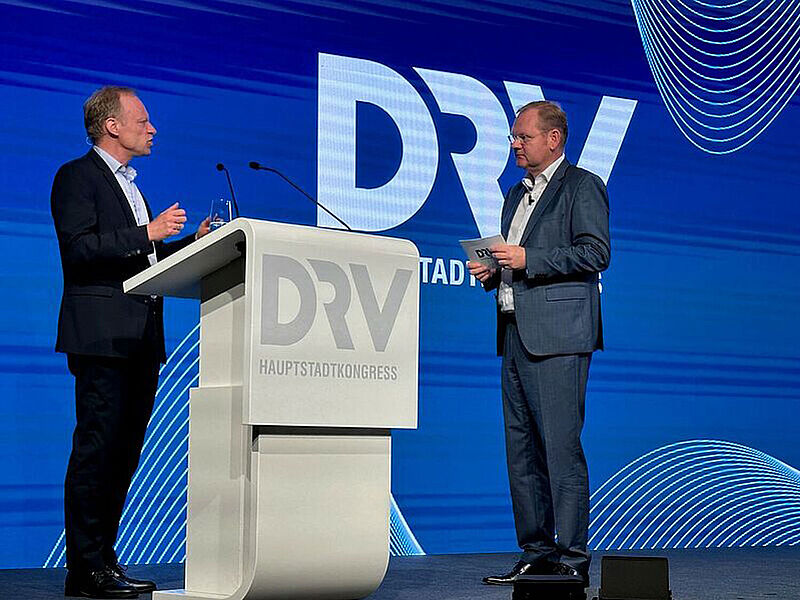 Seinen letzten großen Auftritt für den DRV hatte Dirk Inger (rechts) im Oktober vergangenen Jahres beim Hauptstadtkongress des Verbandes, hier im Gespräch mit Clemens Fuest, Präsident des Ifo Instituts. Foto: mg