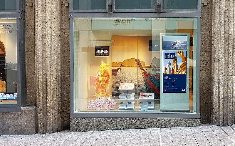 TV-Stele von Montis (rechts) in einem Reisebüro in Hamburg