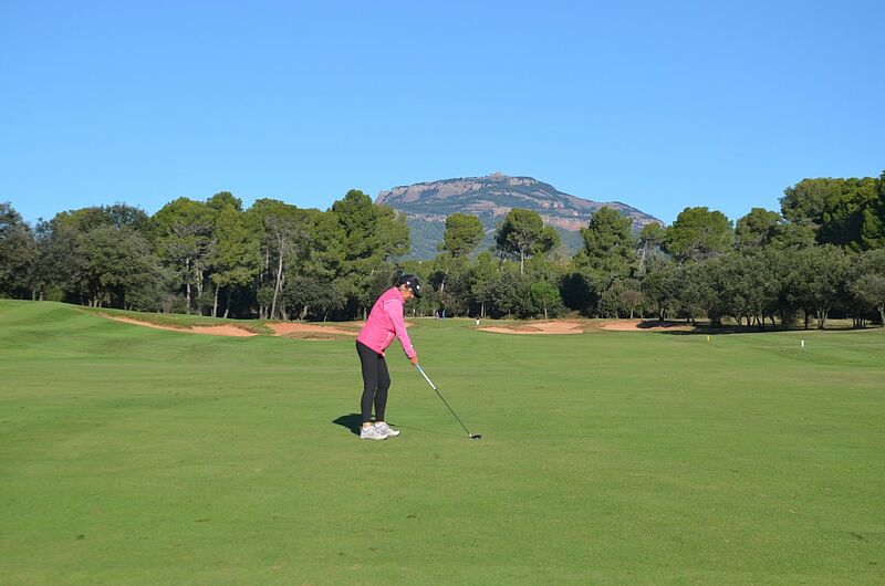 Majda Schmidt vom Urlaubsparadies in Ketzin beim Abschlag in Real Club Golf el Prat