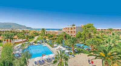 Blick auf Pool und Hotelgebäude des Allsun Malia Beach