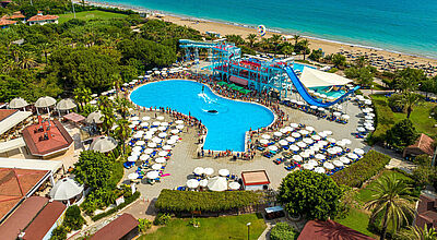 Hotel mit Wasserpark, Strand und Blick aufs blaue Meer