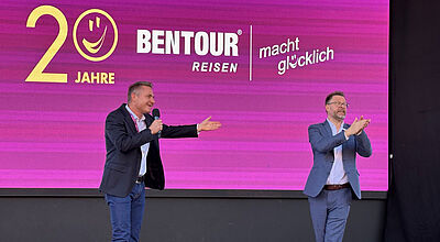 Zwei Männer auf einer großen Bühne