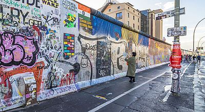 Im Herbst wird in Berlin das 35. Jubiläum des Mauerfalls gefeiert. Auch dazu werden viele Besucher erwartet. Foto: Itza Villavicencio Urbieta/iStock