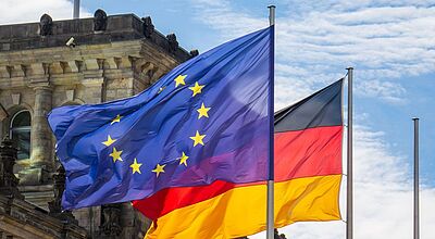 Vor dem Deutschen Bundestag in Berlin wegen die blau-gelbe Europa-Flagge und die schwarz-rot-goldene Deutschland-Fahne.