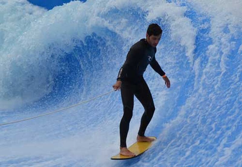 Highlight im Sol Wave House ist der Pool, in dem die Gäste Wellenreiten können