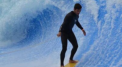Highlight im Sol Wave House ist der Pool, in dem die Gäste Wellenreiten können