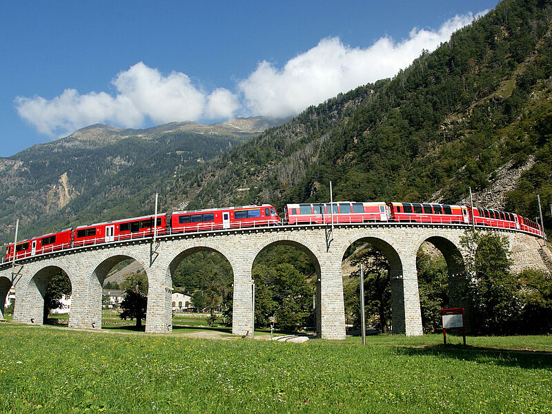 Auf der „Alpine Cruise“ überqueren die Reisende zahlreiche Viadukte. Foto: Rhätische Bahn