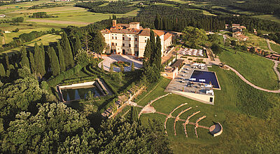 Das Castello di Casole liegt zwischen Siena und Florenz und bietet 39 Suiten