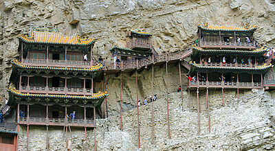 Wie Schwalbennester hängen die Pavillons des Klosters Xuankong am heiligen Berg Hengshan.