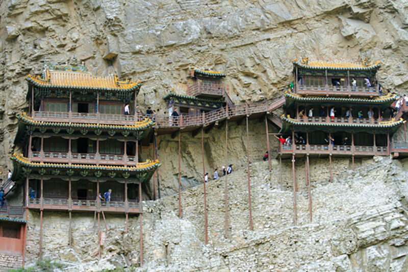 Wie Schwalbennester hängen die Pavillons des Klosters Xuankong am heiligen Berg Hengshan.