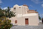 Bei Mesa Gonia, in der Nähe von Kamari, liegt die Panagia-Episkopi-Kirche. Sie ist die älteste Kirche der Insel und wurde 1115 im byzantinischen Stil errichtet