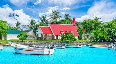 Landschaft mit roter Kirche im Dorf Cap Malheureux, Mauritius