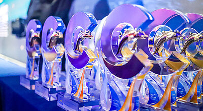 Die Costa-Awards wurden 2025 in Mailand an die erfolgreichsten Vertriebspartner des Kreuzfahrtunternehmens vergeben Pokale auf einem Tisch