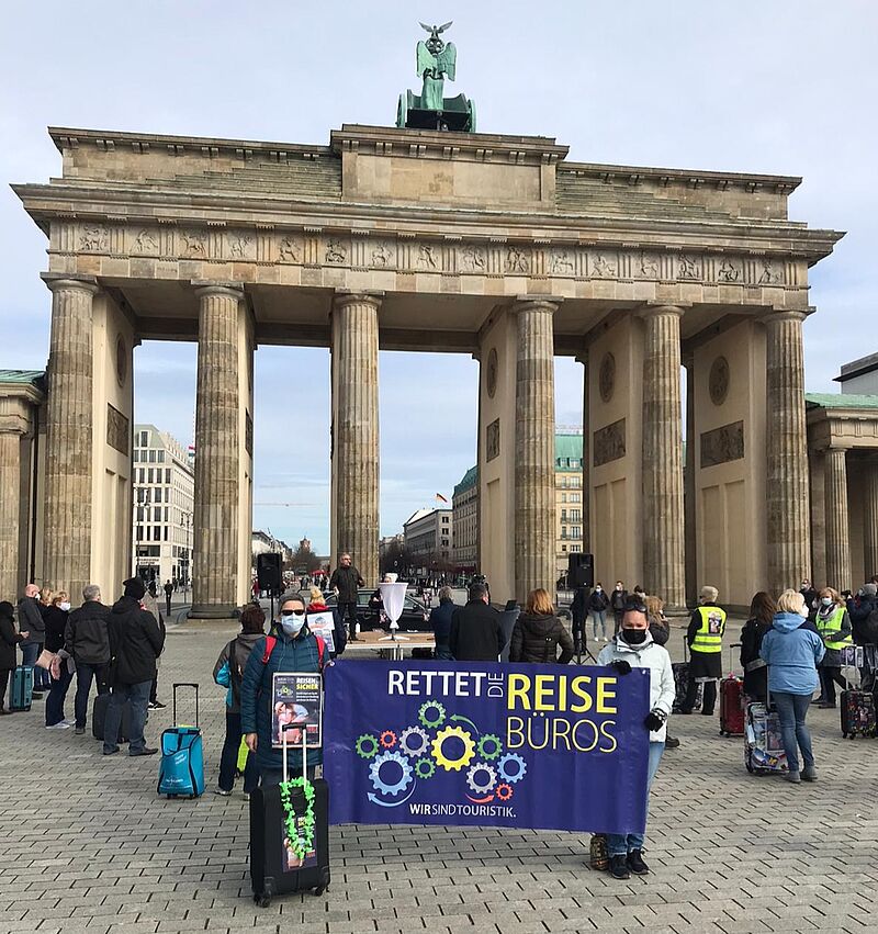 Kundgebung an markantem Ort: Rund 200 Touristiker versammelten sich heute am Brandenburger Tor in Berlin