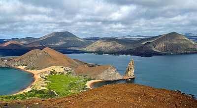 Karge, bergige vulkanische Landschaft mit einem Streifen Grün