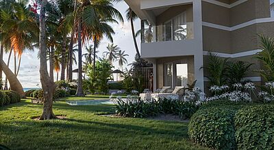 Exklusive Suite mit privatem Pool im tropischen Garten des Palladium Hotels – luxuriöse Sonnenliegen, üppige Palmenlandschaft und direkter Zugang zum Strand für einen traumhaften Karibikurlaub.