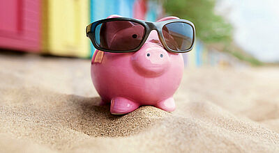 Für den Sommerurlaub muss immer mehr Geld aufgewendet werden – wahrscheinlich geht es auch diesem Sparschwein bald an den Kragen. Foto: BrianAJackson / iStockphoto