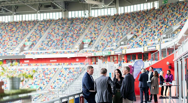 Außergewöhnlicher Tagungsort: Der VUSR lud ins Tulip Inn Arena Düsseldorf ein, wo die Teilnehmer während der Kaffeepause ins Stadion schauen konnten