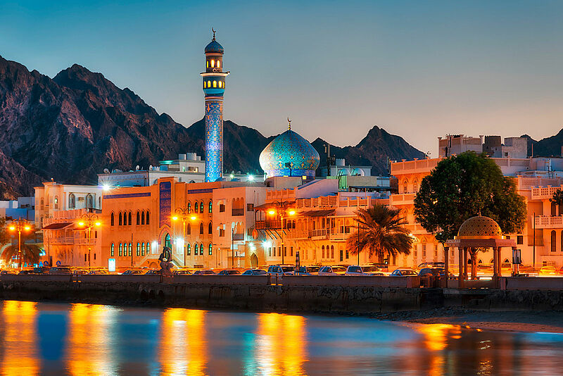 Die Corniche in Omans Hauptstadt Muscat erstrahlt in der Abenddämmerung
