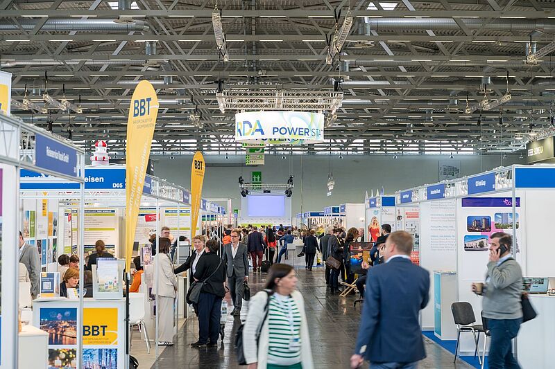 Blick in eine Messehalle mit vielen Menschen