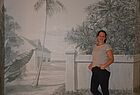 Andrea Schäding vor der handbemalten Wand im Rosewood Baha Mar 