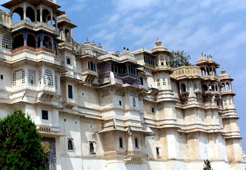 Auf den Spuren der Maharadschas – hier der Palast in Udaipur – führt eine Privatreise durch Indien