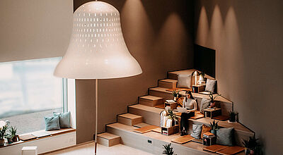 In der Lobby des Vienna House MQ Kronberg im Taunus hängt eine riesige Glocke. Foto: Vienna House