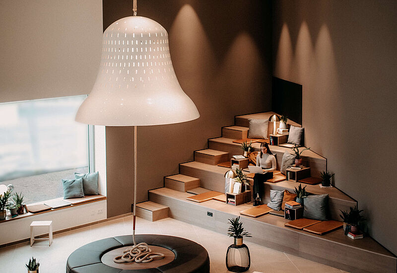 In der Lobby des Vienna House MQ Kronberg im Taunus hängt eine riesige Glocke. Foto: Vienna House