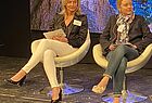 Kritische Fragen an TUI: Reiseberaterinnen Judith Schulz (links) und Renate Kinkel auf der Bühne des Robinson Clubs 