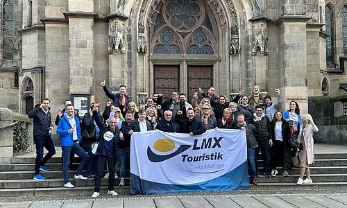 Ein Teil der Teilnehmer des LMX-Events vor der Thomaskirche in Leipzig