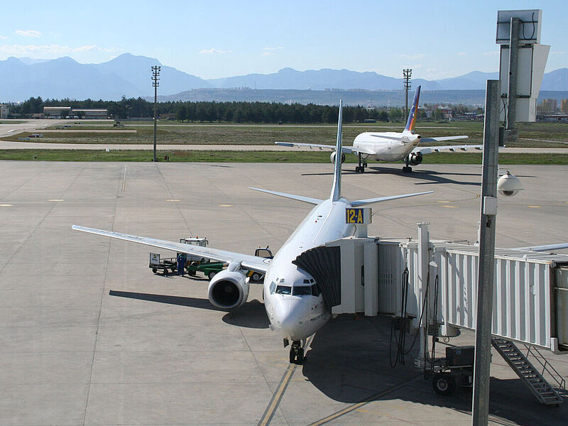 Blick vom Flughafen Antalya auf das Taurus-Gebirge im Hinterland von Kemer. Foto: mg