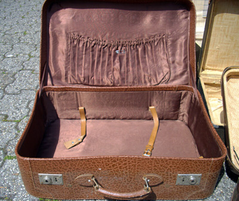 Her mit dem alten Koffer! Die Abwrackprämie macht bei Reisebüros Schule.