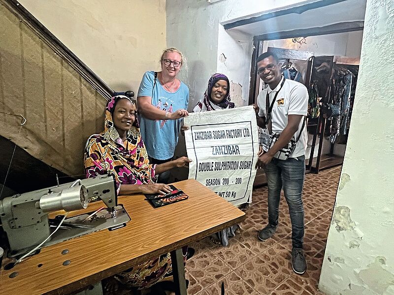 Annette Eilers und Reiseleiter Nabil  in der kleinen Schneiderei von Zainab (links) und Mwana in Stone Town