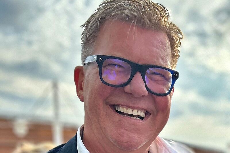 Neues Gesicht bei Viva Cruises: Horst Ape ist dort jetzt Senior Key Account Manager Porträtbild lachender Mann mit Brille