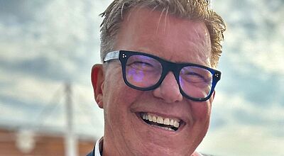 Neues Gesicht bei Viva Cruises: Horst Ape ist dort jetzt Senior Key Account Manager Porträtbild lachender Mann mit Brille