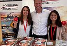 Boomerang-Chef Thomas Wiedau mit Kimberly Schreiner (rechts) und Tina Nees vom Vertrieb der Deutschen Bahn