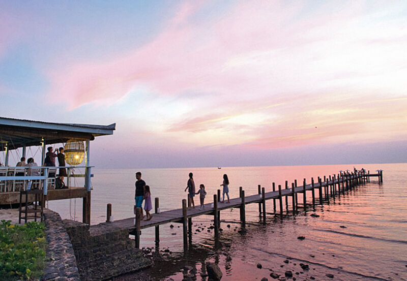 Sonnenuntergang am Segelclub des Hotels Knai Bang Chatt im Küstenort Kep