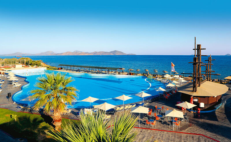 Großer Hotelpool am Meer