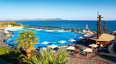 Großer Hotelpool am Meer