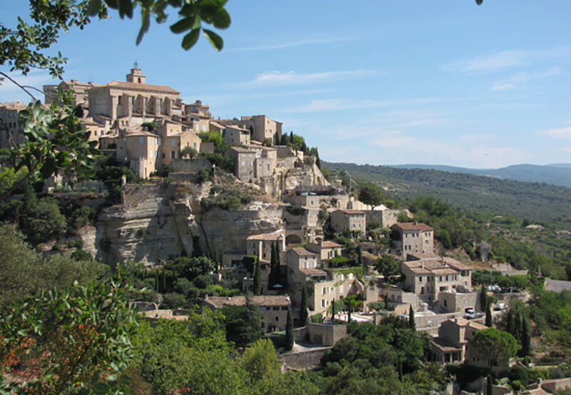 Die Provence – hier das Dörfchen Gordes im Departement Vaucluse – ist nun auch über Olimar zu buchen