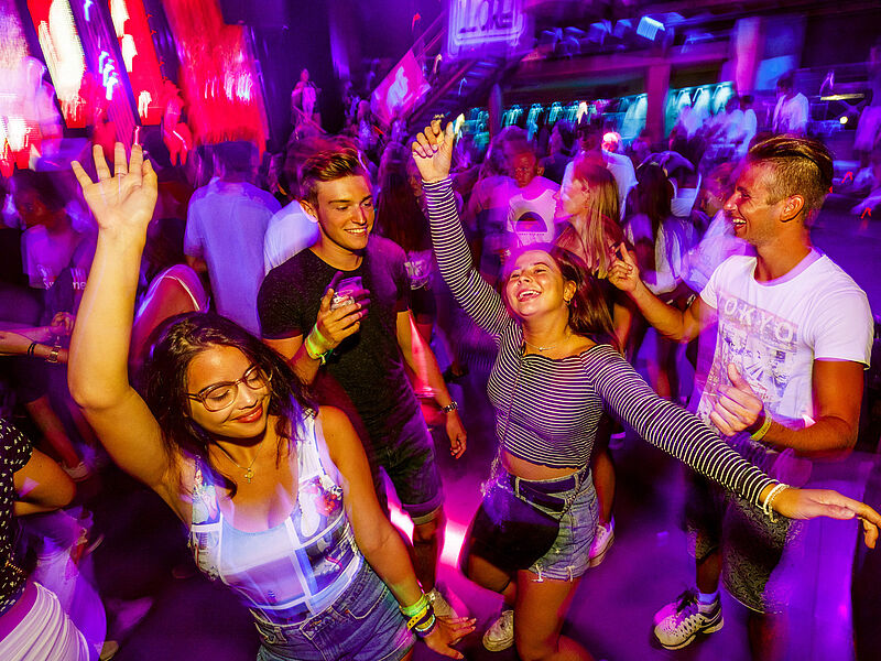 Party machen können junge Erwachsene jetzt auch unabhängig vom Klassenverband. Foto: Ruf Reisen