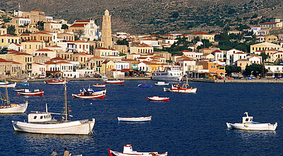 mediterrane Stadt mit bunten Häusern Meer mit Fischerbooten