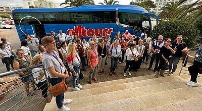 Endlich wieder ein persönliches Treffen: Über 100 Mitarbeiter der rund 80 Alltours Reisecenter kamen zur Jahrestagung auf Mallorca