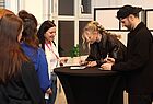 Glasperlenspiel beim Autogrammeschreiben