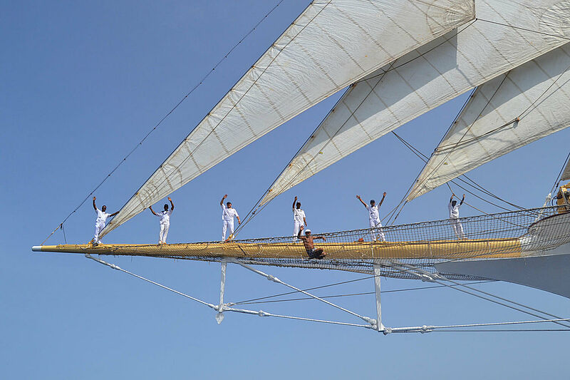 Eine Besonderheit bei Star Clippers: Die Passagiere dürfen im Klüvernetz ein Sonnenbad nehmen. Die Crew posiert bei Foto-Touren mit dem Tenderboot.