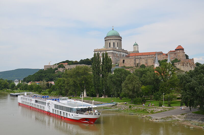 Rhein und Donau – im Bild Esztergom in Ungarn – haben teils zu wenig Wasser